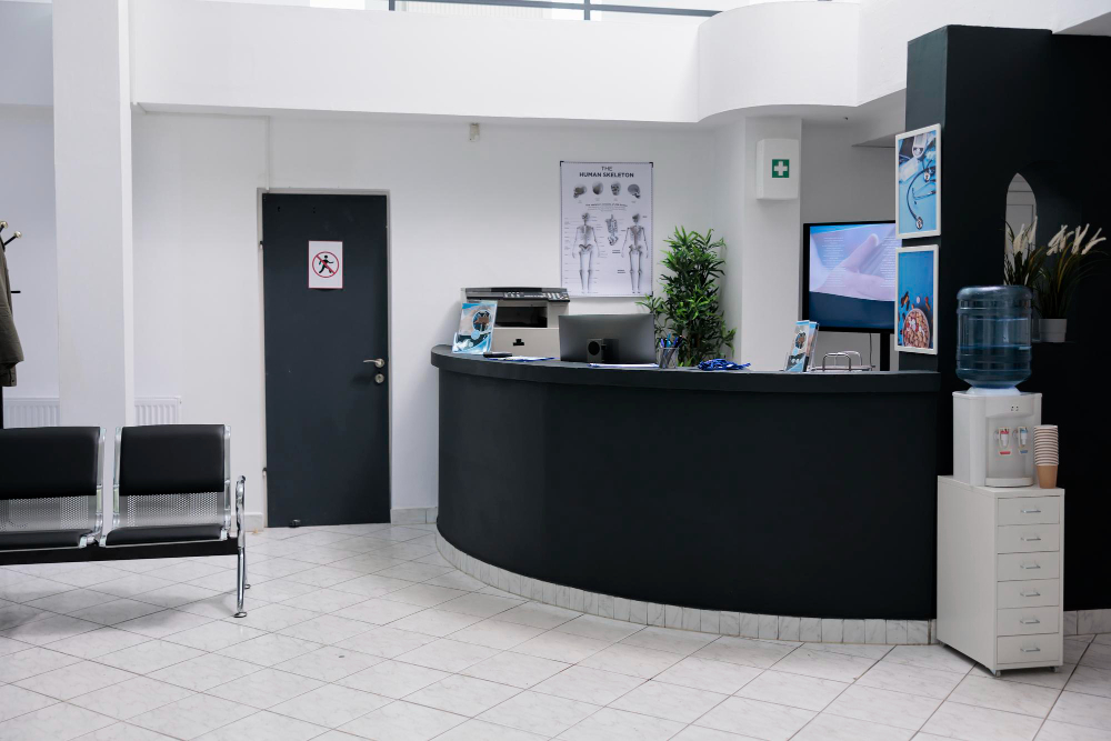nobody-waiting-room-with-front-desk-reception-wall-screen-tv-with-promotional-offer-private-practice-hopital-waiting-area-patients-with-doctor-appointments-modern-healthcare-clinic